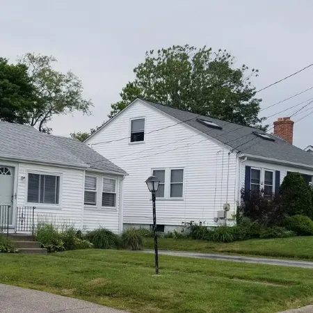 Adorable Cottage, Short Walk to Scarborough Beach. Отели рядом с достопримечательностью «Маяк Пойнт-Джудит»
