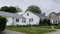 Adorable Cottage, Short Walk to Scarborough Beach. 포인트 쥬디스 등대 주변 호텔