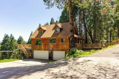 Beautiful Rustic Cabin on 5 Acres With Heavenly Views Отели рядом с достопримечательностью «Блэк Часм Каверн Нешнел Нэчурал Ландмарк»