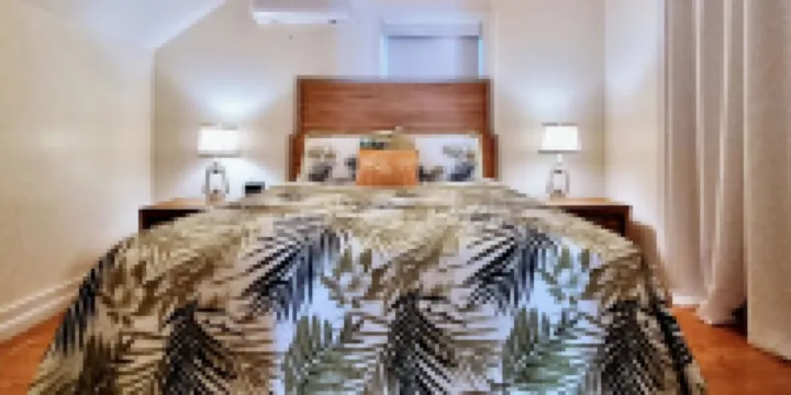 "Sweet Ting" Charming 3-bedroom cottage in Spanish Wells, Just Steps to beach 酒店