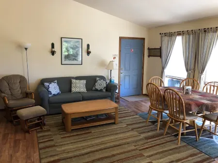 Two Bedroom Apartment with Vaulted Ceilings Отели в г. Кетчикан Гейтуэй