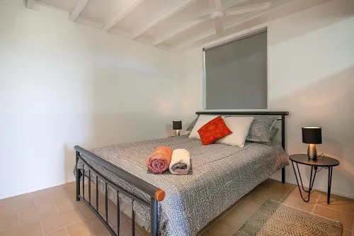 Beautifully located apartment, seconds to the bush, minutes from the beach