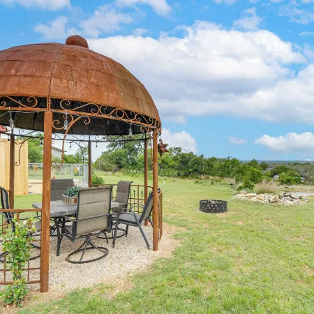 Pet-Friendly Fredericksburg Cabin w/ Hot Tub!