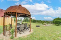 Pet-Friendly Fredericksburg Cabin w/ Hot Tub! - Hot Tub
