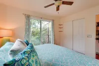 Breezy Kailua-Kona Bungalow w/ Lanai & Ocean View!