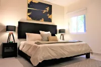 Luxury Condo Close to the beach,Tropical Setting,Garden Patio, Golf Club Nearby