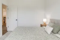 Seasonal Pool, Balcony Quiet and Cozy Aurora Condo! - balcony