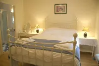 Relax in traditional farmhouse cottage perfect for touring South & West Ireland. Hotel a 