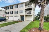 Elegant Tybee Island Townhome, Steps to Beach - 3 stjerner