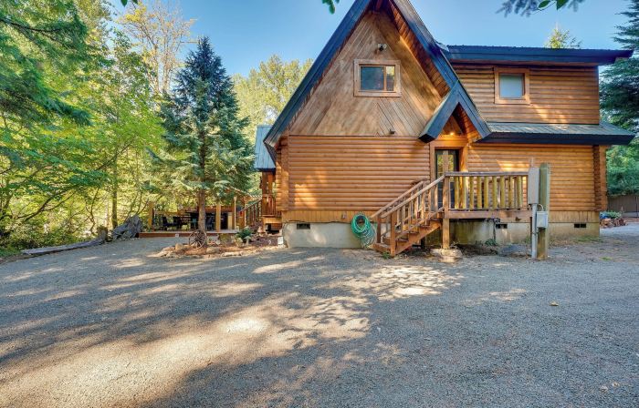 Spacious Packwood Cabin w/ Hot Tub - Near River