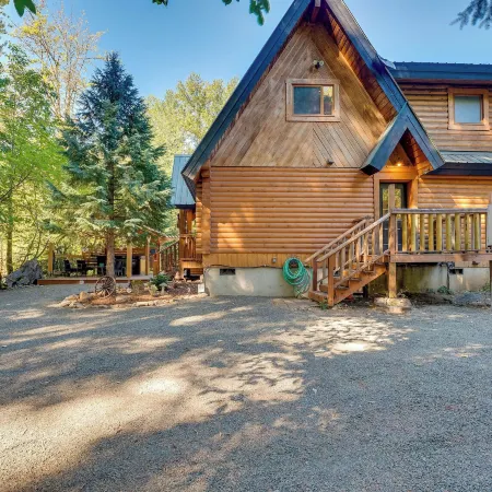 Spacious Packwood Cabin w/ Hot Tub - Near River