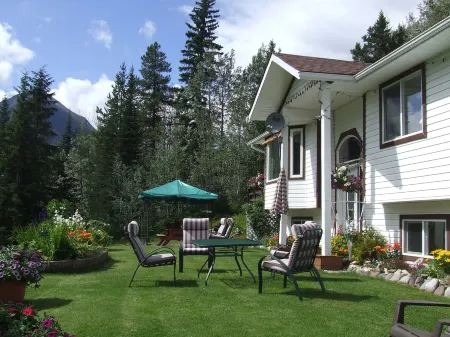 Silvern Lake Trail Bed and Breakfast Отели в г. Bulkley-Nechako A