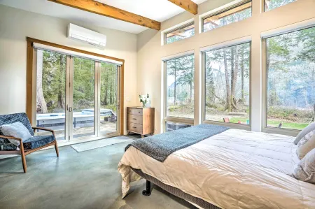 Gold Bar Cabin on Skykomish River Heated Swim Spa Отели в г. Индекс