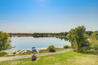 Waterfront Cottage w/ Dock & Views in Six Lakes! - Homestays