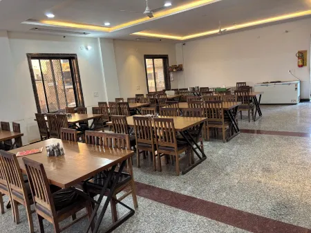 Hotel Ishwar Palace Отели рядом с достопримечательностью «KHATU SHYAM JI»