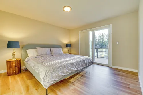 Lakefront Gem: Balcony, Fire Pit & Yard in Everett Hotels in Snohomish County