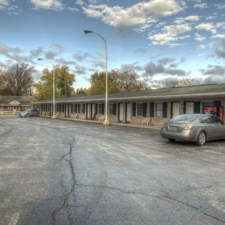 Budget Host Three Crowns Motor Lodge
