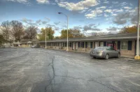 Budget Host Three Crowns Motor Lodge - Parking