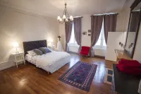 Maison des 7 Lieux Hotels in Saint-Cyr-les-Colons