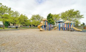 2 Blocks to Beach Park: Cozy Seattle Townhome