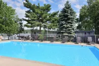 Delton Oaks Resort - Pet friendly