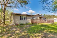 Fire Pit and on-Site Fishing! Pensacola Family Home - 비치
