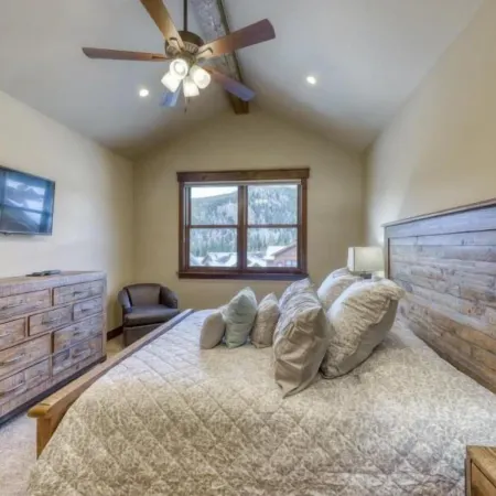 The Alders Townhomes in East Keystone - Luxury 3 Bedroom Den
