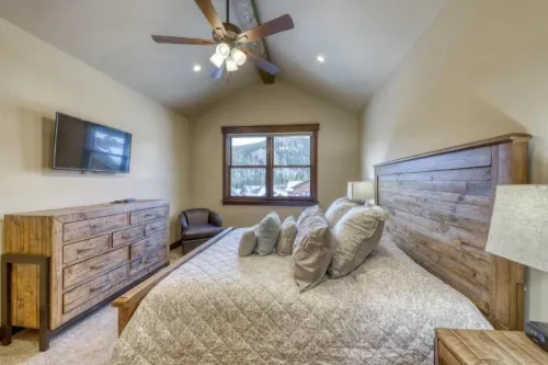 The Alders Townhomes in East Keystone - Luxury 3 Bedroom Den - 2-Star