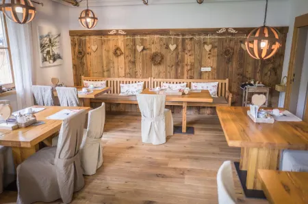 Flora - Das Kleine Gartenhotel Отели рядом с достопримечательностью «Шивельт Эльмау - Бергбанен Эльмау»