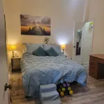 Charming Artist's nook - 1-bed condo with WiFi, AC. Close to beach and shopping