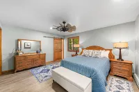 Hot Tub and Outdoor Grill with Scenic Deck - Charming Retreat Hotels in Ganges Township