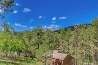 Ruidoso Cabin w/ Deck + Views: 4 Mi to Winter Park - Homestays
