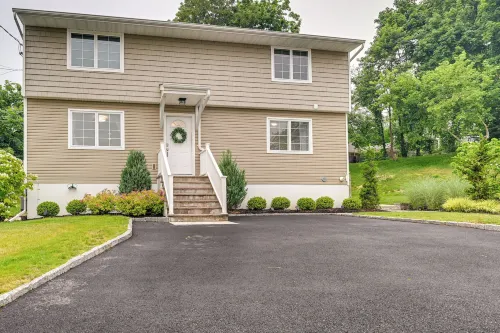 Glen Cove Vacation Rental < 1 Mi to Downtown!