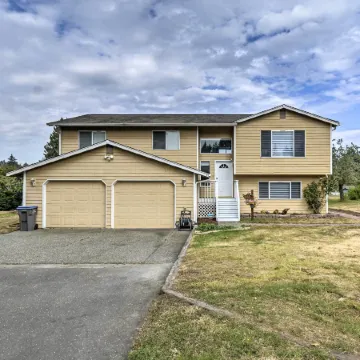 Cozy Port Orchard Home w/ Grill & Fire Pit!