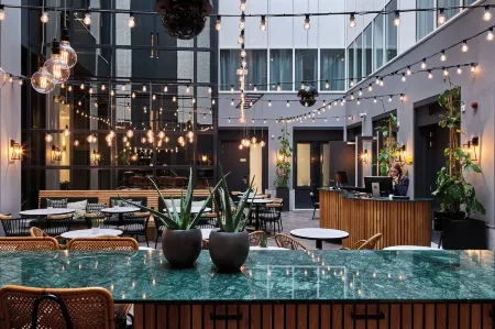 Staybridge Suites the Hague - Parliament Отели рядом со станцией Центральная железнодорожная станция Гааг