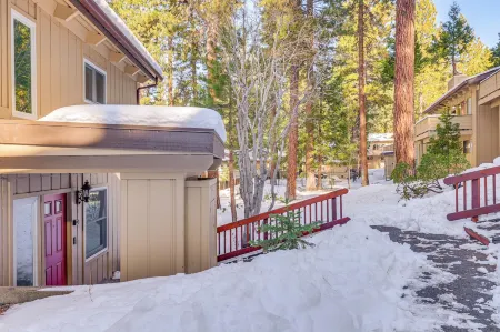 1 Mi to Diamond Peak Ski Resort Forest-View Condo Отели рядом с достопримечательностью «Санд Харбор»