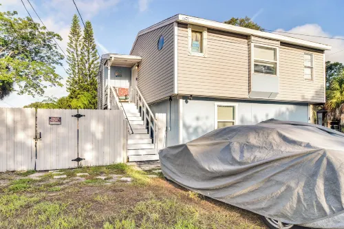 Remodeled Seminole Apt and Yard 3 Mi to Beach!