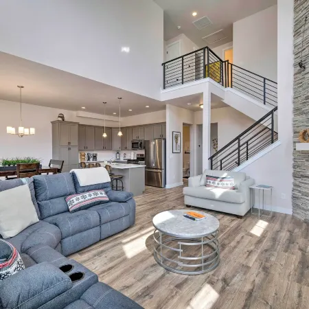 Inviting Hideout Townhome w/ Balcony & Lake Views!