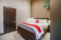 RedDoorz Plus Near Mall Slipi Jaya Hotels in West Jakarta City