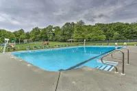 Peaceful Wooded Retreat at Lake Wallenpaupack! - Swimmingpools
