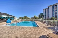 Airy Destin Condo w/ Pool - Walk to Private Beach! - Beach