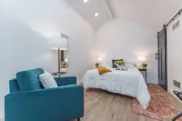 Center of city private Town Home W/fire pit &BBQ