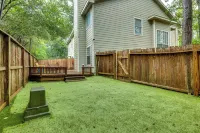 Modern Woodlands Townhome w/ Spacious Yard & Patio - 3 étoiles