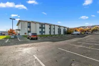 Clarion Pointe Wenatchee - parking
