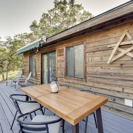 On-Site Winery and Tasting Room Oregon Bungalow!