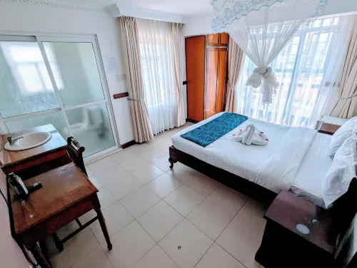 Crescent Resort And Conference Centre فنادق في Olooloitikosh