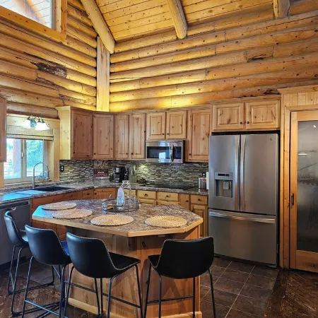 Cozy cabin with Fiber and AC in peaceful Vernal