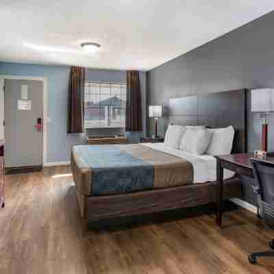 Econo Lodge Inn & Suites South Rooms