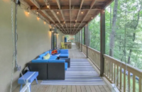 Lakeside Family Escape-Modern log home in secluded cove w/pvt. dock, Sleeps 12