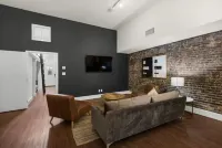 Fabu Posh B ~ Luxe Historic Palafox Balcony 1 BR